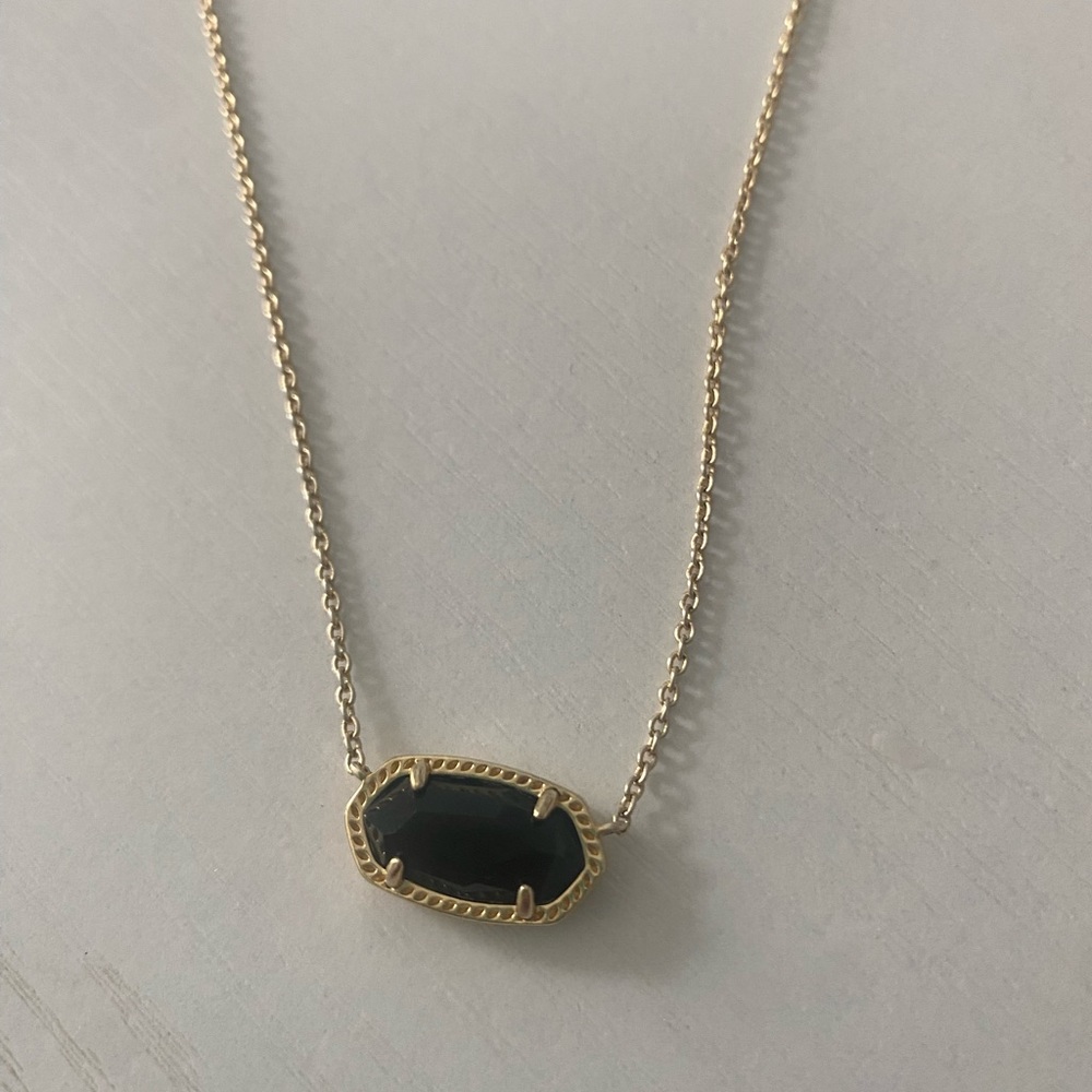 Black Kendra Scott necklace